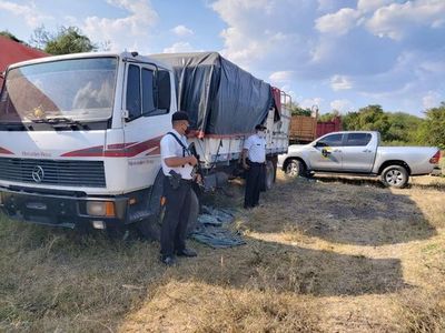 A tiros rescatan camión con mercadería de contrabando - Nacionales - ABC Color