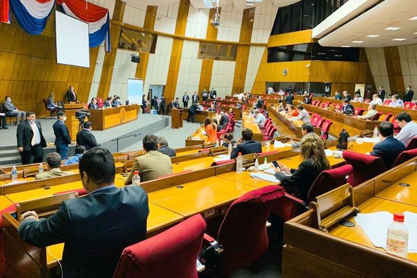 Autoridades y diputados debatirán sobre ley que recorta privilegios