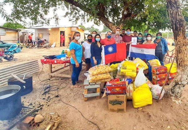 Exbecarios de Taiwán donan ¡olla popular! | Crónica