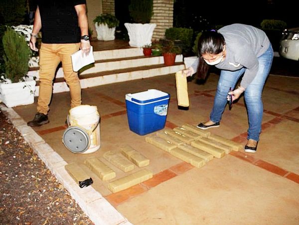 Abandonan vehículos y droga para escapar hacia el Brasil - Judiciales y Policiales - ABC Color