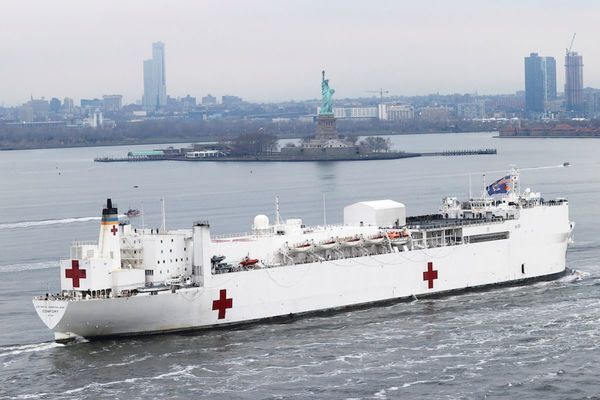 El buque hospital deja Nueva York