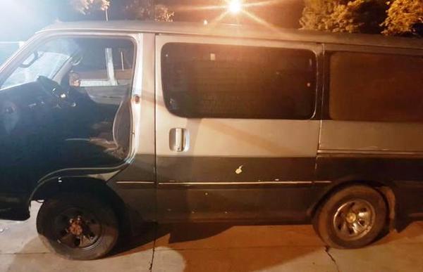Abandonan furgón con CHAPA PARAGUAYA repleto de neumáticos