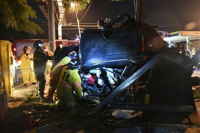 Camioneta chocó contra dos columnas de la ANDE y ocupantes quedaron atrapados - Nacionales - ABC Color