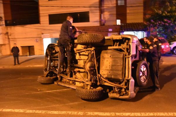 Vehículo vuelca tras chocar contra rotonda sobre la avenida Choferes del Chaco - Nacionales - ABC Color