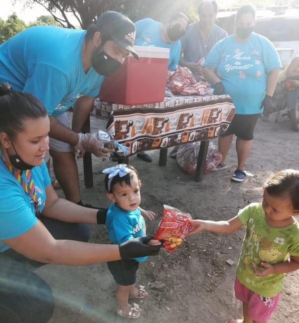 Distribuye merienda por su primer añito