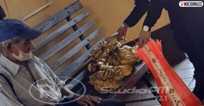 Agradecido por olla popular, hizo un regalo especial a policías