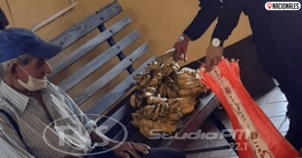 Agradecido por olla popular, hizo un regalo especial a policías