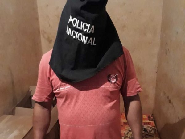 Detienen a hombre que salió en video besando en la boca a su hijo