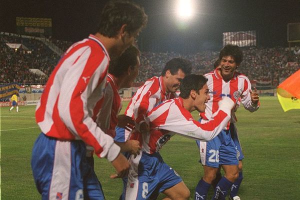 La historia detrás de la camiseta: Diego Gavilán, el intercambio con Roberto Carlos en la noche del 2-1 a Brasil y “mi trabajo era cuidarlo” - Fútbol - ABC Color