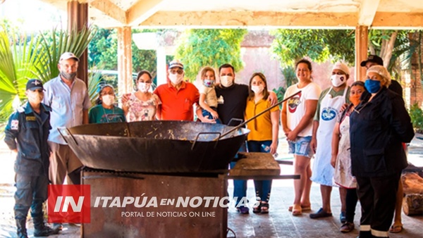 FESTEJARON SU ANIVERSARIO DE BODAS CON UNA GRAN OLLA POPULAR