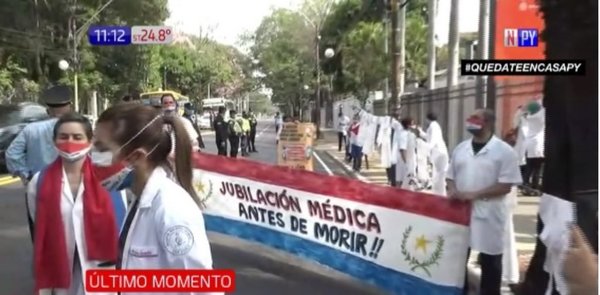 Médicos reclaman insumos frente a Mburuvichá Róga | Noticias Paraguay