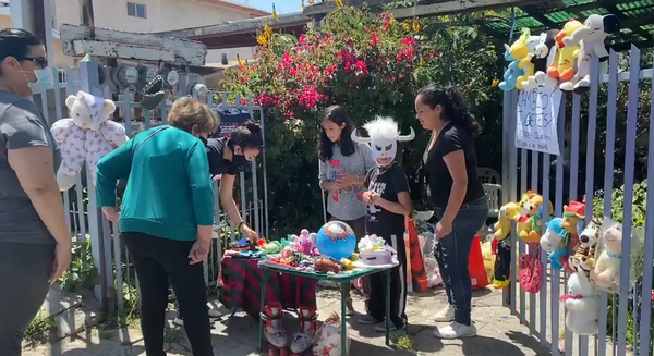 La conmovedora historia de un niño que ofreció sus juguetes a cambio de comida para ayudar a su madre