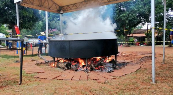 Olla popular gigante: Preparan caldo ava para 7.000 personas