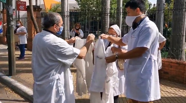Médicos se manifiestan por insumos y reglamentación de Ley de Jubilación