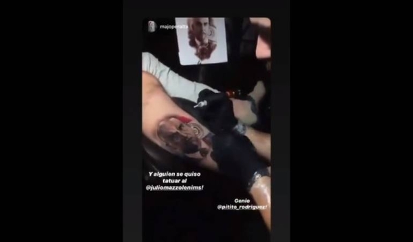 HOY / Insólito: joven se tatuó el rostro de Mazzoleni en la pierna