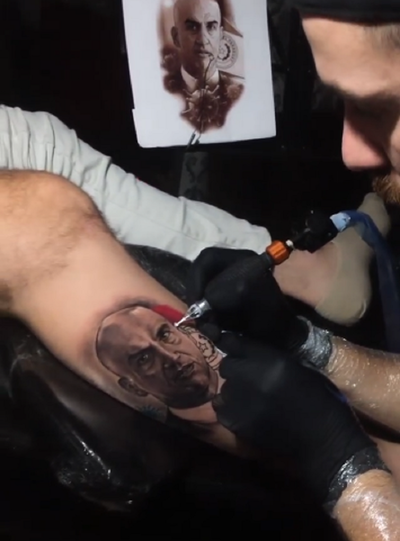Se tatuó el rostro del capitán Mazzoleni | Crónica