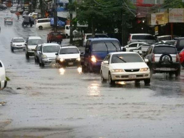 Calles en zona del MERCADO de abasto de CDE CUBIERTA DE AGUA