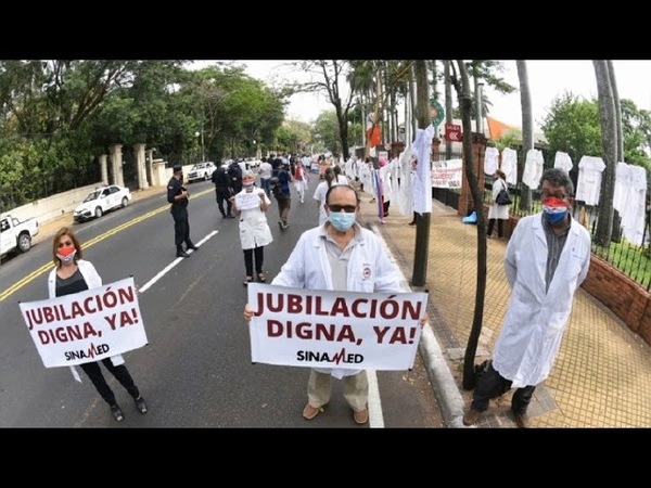 MÉDICOS SE MANIFIESTAN FRENTE A MBURUVICHA RÓGA PARA RECLAMAR DERECHOS LABORALES