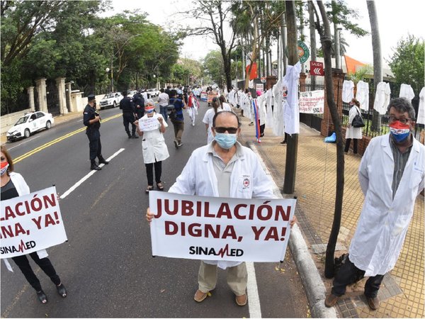 Médicos se manifiestan frente a Mburuvicha Róga para reclamar derechos laborales