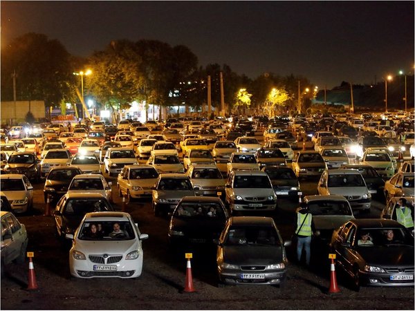 Los iraníes festejan el Ramadán desde el auto debido al coronavirus