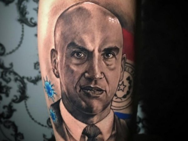 Se tatuó el rostro del ministro Mazzoleni en la pierna