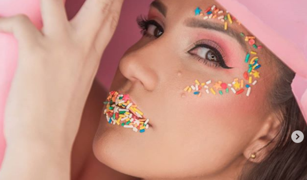 HOY / Sin eventos sociales, trabajadores de fotografía y maquillaje se reinventan en otras plataformas