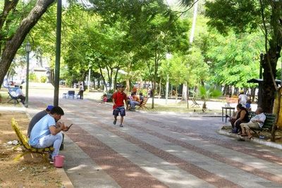 Solo un niño por adulto podrá salir a la plaza desde el lunes - Nacionales - ABC Color