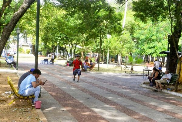 Solo un niño por adulto podrá salir a la plaza desde el lunes - Nacionales - ABC Color
