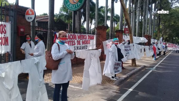 En plena pandemia, médicos se manifiestan frente a Mburuvicha Róga, exigiendo derechos laborales - ADN Paraguayo