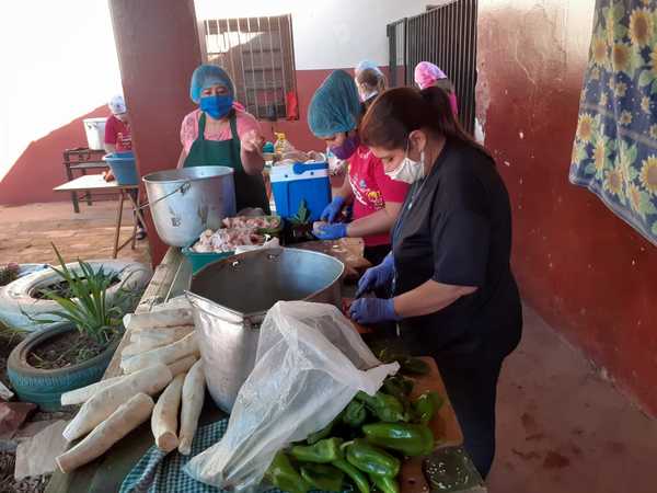 Maestras festejaron su día haciendo olla popular para sus alumnos » San Lorenzo PY