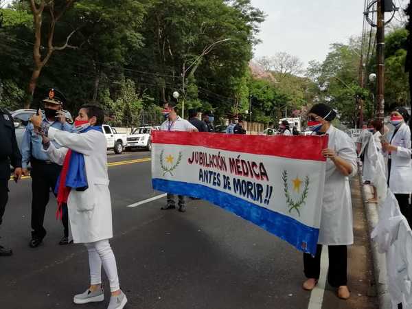 Médicos exigen ley de jubilación y equipos de bioseguridad