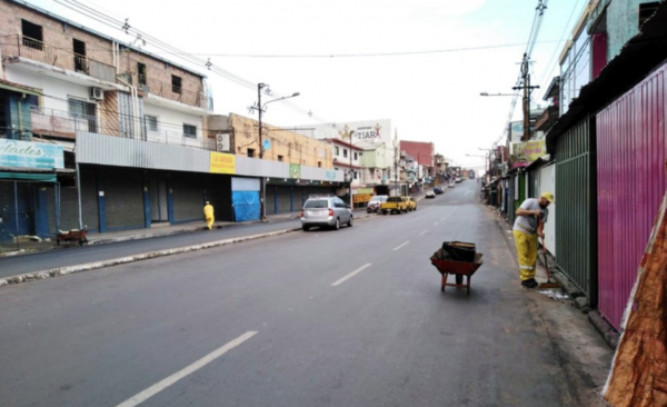 HOY / Aprovechan feriado y someten a limpieza integral al popular Mercado 4