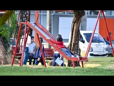 SOLO UN NIÑO POR ADULTO PODRÁ SALIR A LA PLAZA DESDE EL LUNES