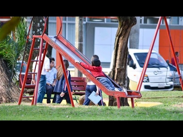 SOLO UN NIÑO POR ADULTO PODRÁ SALIR A LA PLAZA DESDE EL LUNES