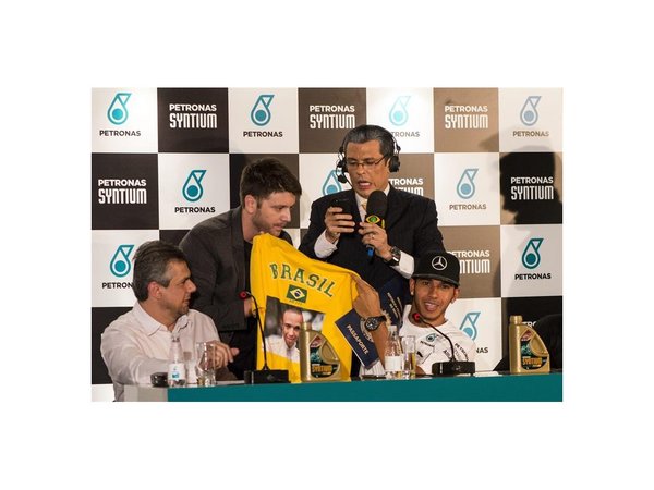 Hamilton: "Cuando vengo a Brasil recuerdo a Senna"