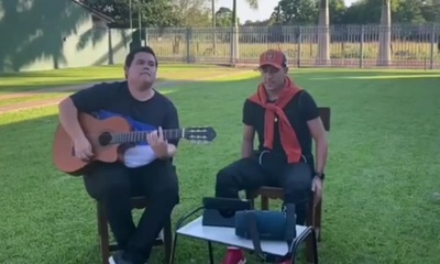 Nestor Camacho mostró sus dotes de cantante