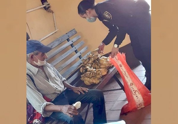 Regaló bananas a polis por agradecimiento he’i | Crónica