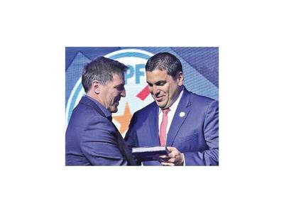 Berizzo resigna 50% de salario en la APF