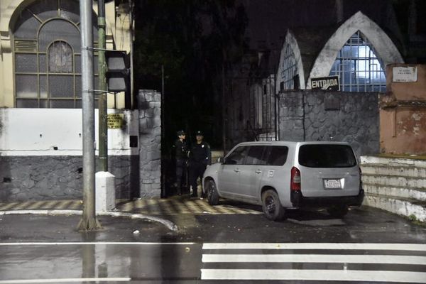 Cementerio de la Recoleta permanece abierto las 24 horas por disposición municipal - Nacionales - ABC Color