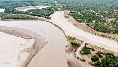 Equipo técnico hace mediciones previas a obras en zona de Pilcomayo - Interior - ABC Color