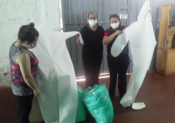 En Penitenciaría del Este elaboran tapabocas y mamelucos para enfrentar el Covid-19 - ADN Paraguayo