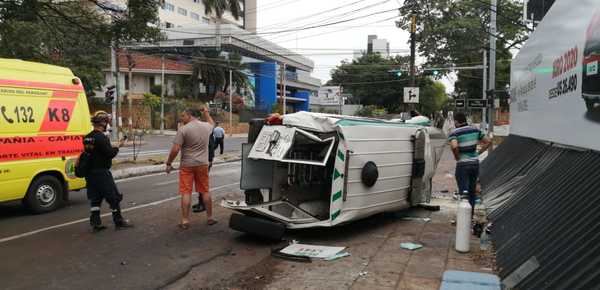Una ambulancia y vehículos particulares protagonizaron un aparatoso accidente sobre la Avda. Mariscal López » Ñanduti