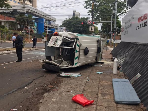 Grave accidente involucra a una ambulancia y otros dos vehículos