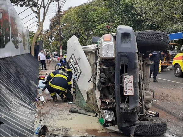 Triple choque deriva en el vuelco de una ambulancia y seis personas quedan heridas