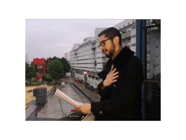 Causa furor cantando desde su balcón en París