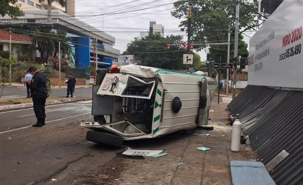 HOY / Ambulancia chocó de frente contra camioneta: hay 7 heridos