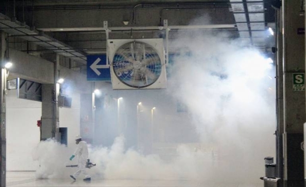 HOY / Guerra al Covid-19 en barrios de Roque Alonso: fumigan con lavandina