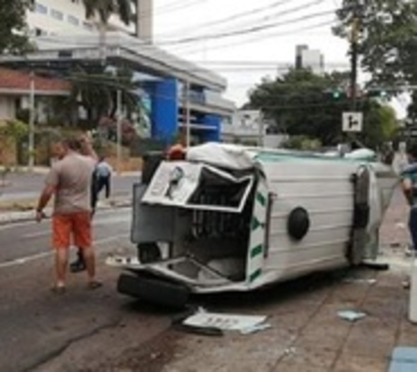 Seis personas heridas en triple choque sobre Mariscal López - Paraguay.com