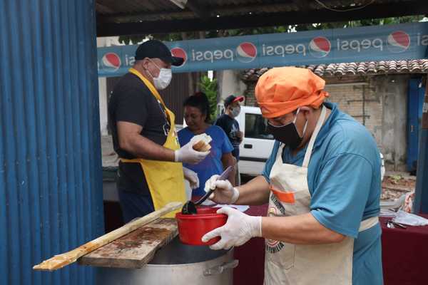 Almuerzo pupular: voluntarios alimentaron a 280 personas en Barrio Obrero · Radio Monumental 1080 AM