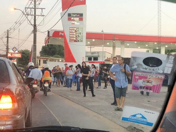 Micros cumplen, pero hay aglomeración en las paradas